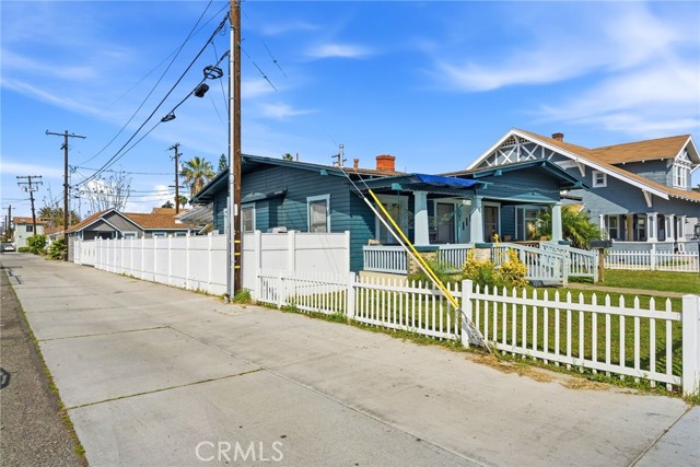 Detail Gallery Image 3 of 33 For 117 E Sycamore, Anaheim,  CA 92805 - 6 Beds | 2 Baths