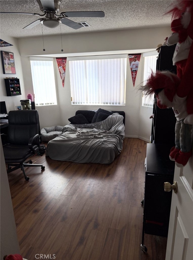 https://media.crmls.org/medias/8cc827a8-8579-4f0c-94d9-6ffdd6c81807.jpg?preset=X-Large