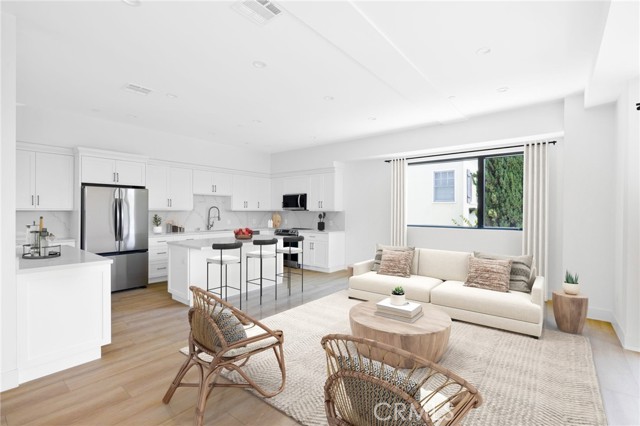 Detail Gallery Image 2 of 27 For 4827 Oakwood Ave, Los Angeles,  CA 90004 - 4 Beds | 4/1 Baths