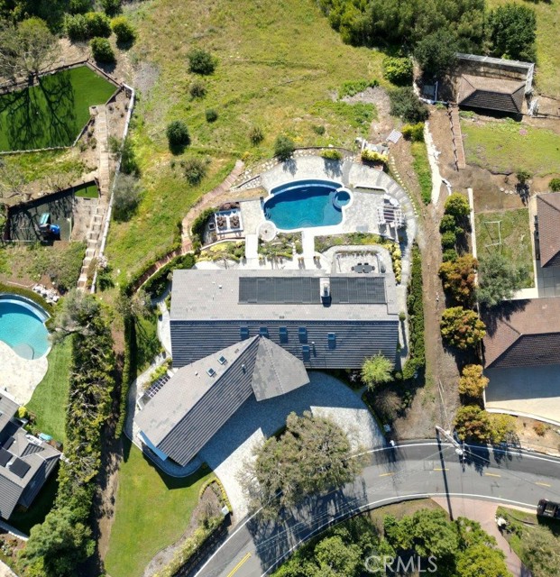 2 El Concho Lane, Rolling Hills CA: https://media.crmls.org/medias/8ccd8f6f-0aa6-4eda-be01-0e680add23e9.jpg