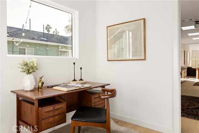 Detail Gallery Image 14 of 22 For 564 N Lucerne Bld, Los Angeles,  CA 90004 - 3 Beds | 2 Baths