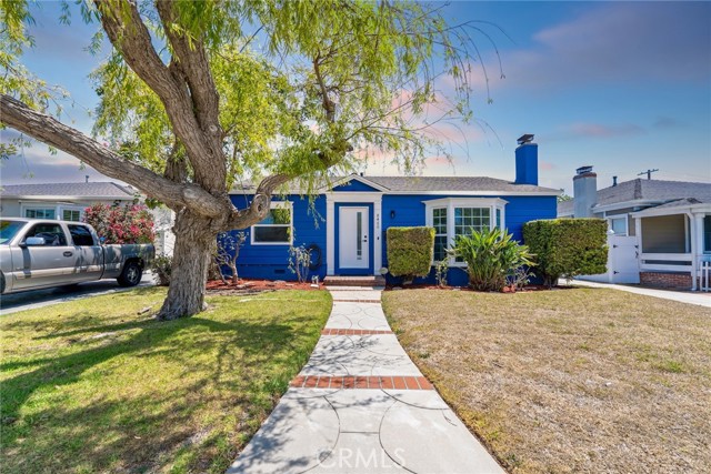 8460 Truxton Avenue, Los Angeles CA: https://media.crmls.org/medias/8cd055e0-a3e1-49f0-867e-d6776d4a2751.jpg
