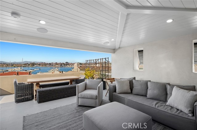 318 Coronado Street, Newport Beach CA: https://media.crmls.org/medias/8cd302a3-15cf-4bf3-aba1-2bd84b28d262.jpg