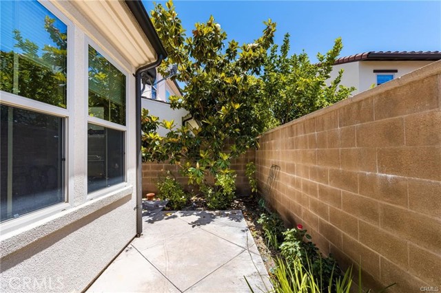 38 Larkfield, Irvine CA: https://media.crmls.org/medias/8cd35436-f245-4a43-823a-29dd72915bc6.jpg