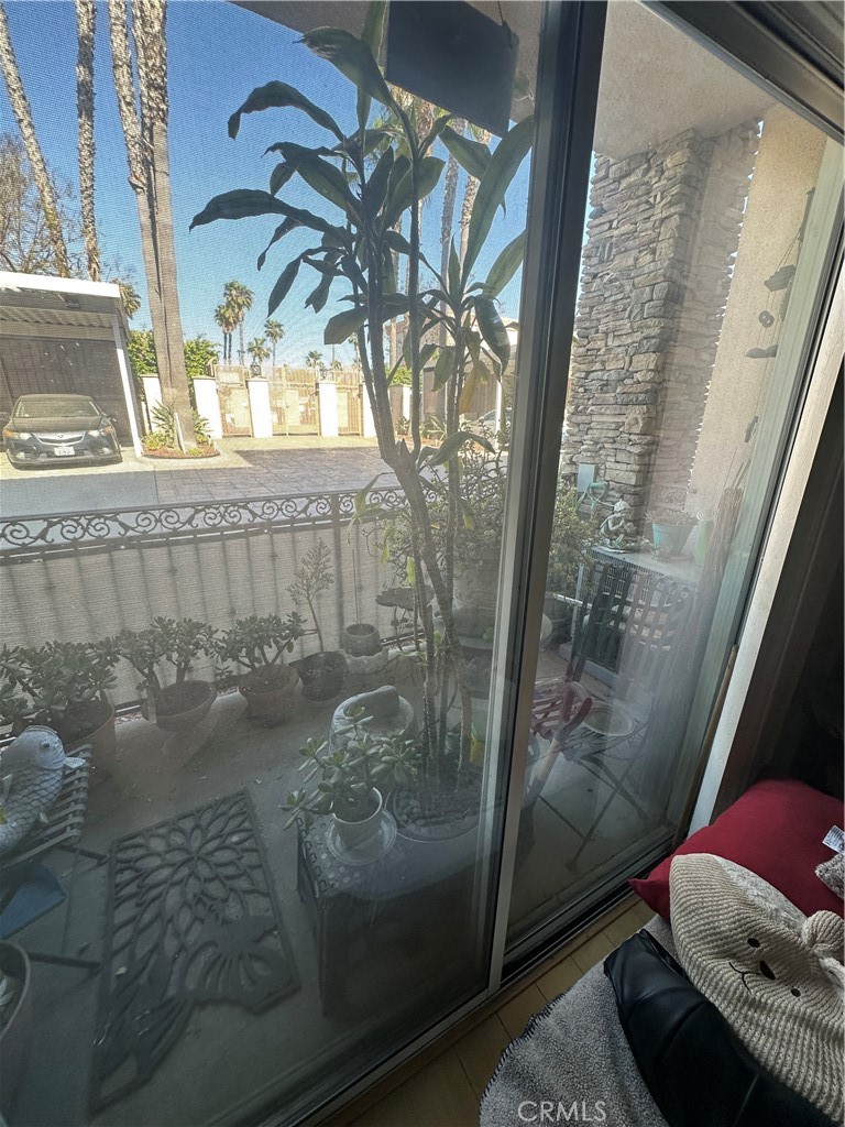 https://media.crmls.org/medias/8cd6c2e8-41e3-4306-9e9c-cab98435fff1.jpg?preset=X-Large