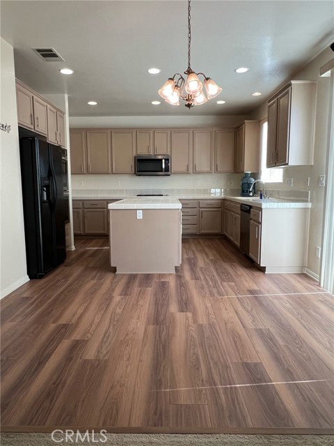 6933 Rio Grande Drive, Eastvale CA: https://media.crmls.org/medias/8cd82711-a602-4478-bd26-08c7ae72db61.jpg