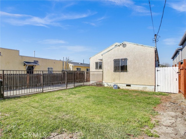 Detail Gallery Image 4 of 34 For 1667 E 111th, Los Angeles,  CA 90059 - 2 Beds | 2 Baths