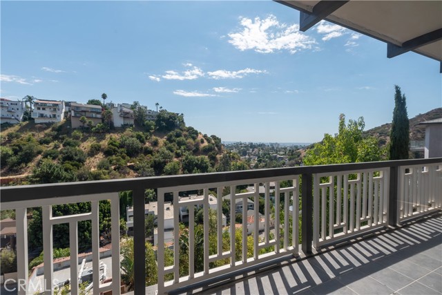 Detail Gallery Image 9 of 42 For 6432 Weidlake Dr, Los Angeles,  CA 90068 - 4 Beds | 3/1 Baths