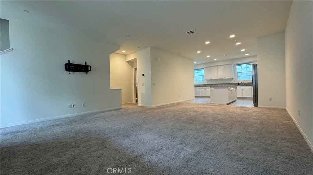 https://media.crmls.org/medias/8cdaa38e-2dd5-450b-9d79-d584387092c9.jpg?preset=X-Large