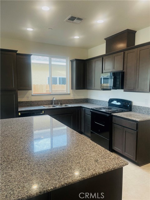 Detail Gallery Image 3 of 8 For 117 Squaw Valley Dr., Merced,  CA 95341 - 4 Beds | 3 Baths