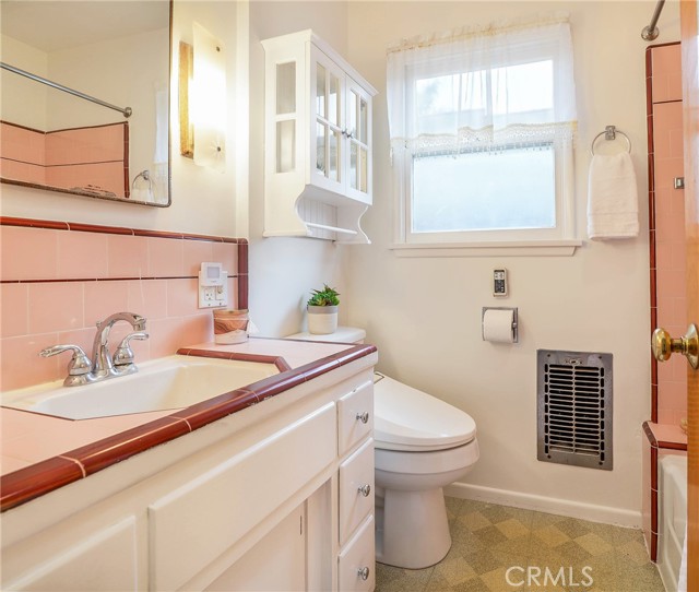 One full bath with the original colors! How often do you see that anymore!