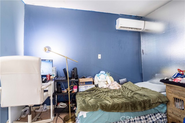 6402 Graves Avenue, Van Nuys CA: https://media.crmls.org/medias/8ce0d12e-a11b-45b1-9c0c-2a7595cc71bd.jpg