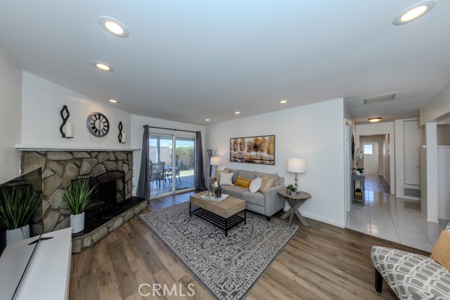 Detail Gallery Image 2 of 14 For 582 N La Nae Cir, Orange,  CA 92869 - 4 Beds | 2 Baths