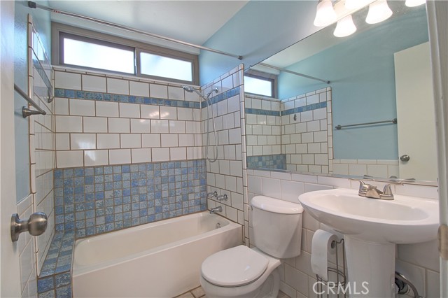 711 HACIENDA Drive, Riverside CA: https://media.crmls.org/medias/8ce515e0-37a6-4002-ae27-9c8802ccf945.jpg