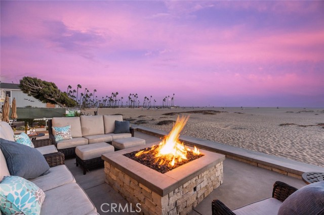 310 E Oceanfront, Newport Beach CA: https://media.crmls.org/medias/8ce92103-63d5-4646-b854-8a226ca7571f.jpg
