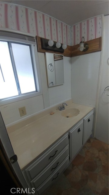 MASTER BED ONE VANITY