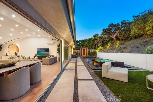 Detail Gallery Image 13 of 29 For 1318 Outrigger Dr, Corona Del Mar,  CA 92625 - 4 Beds | 4/1 Baths
