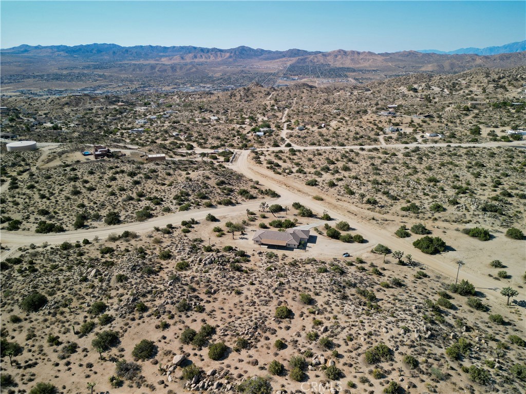 https://media.crmls.org/medias/8cedb511-1921-4c8c-8f1b-fd9104b743f5.jpg?preset=X-Large