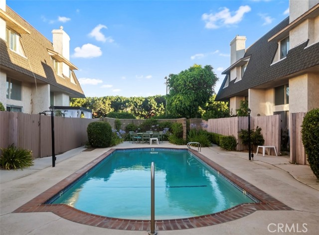 Detail Gallery Image 2 of 44 For 17937 Magnolia Bld #18,  Encino,  CA 91316 - 2 Beds | 3 Baths