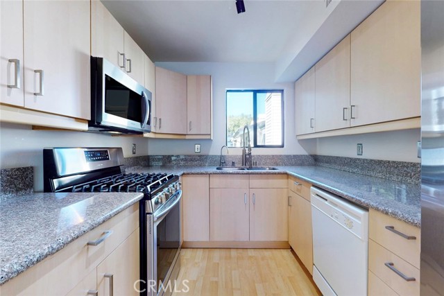 Detail Gallery Image 3 of 38 For 10504 Sunland Blvd Bld #5,  Sunland,  CA 91040 - 2 Beds | 2 Baths