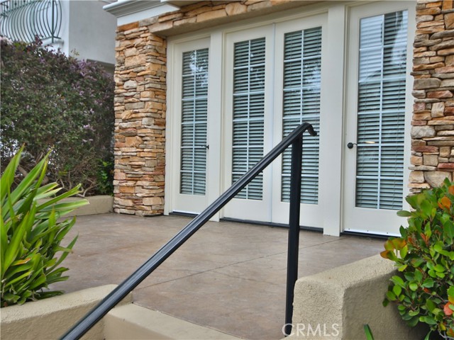 504 Dahlia Avenue, Corona del Mar CA: https://media.crmls.org/medias/8cf409ee-b62a-4bc7-8360-77936fa29200.jpg