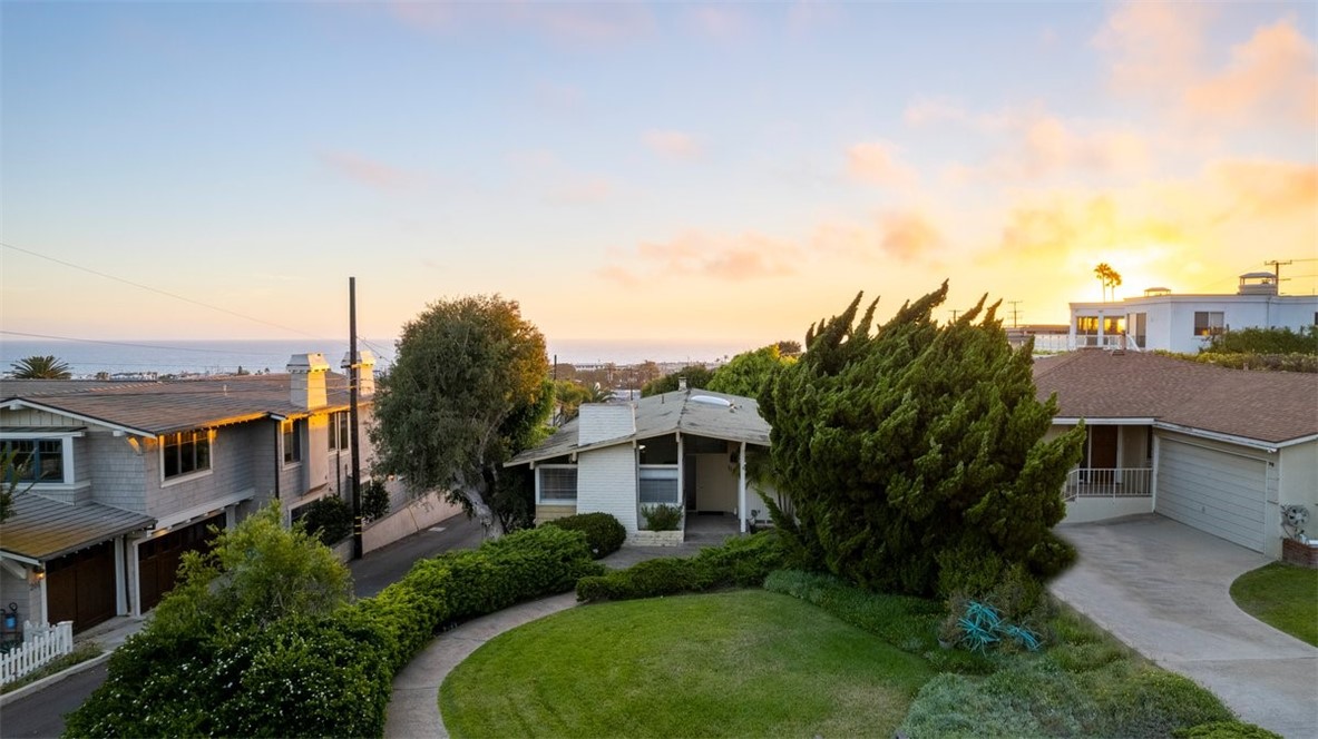 119 S Dianthus Ave., Manhattan Beach, California 90266, 3 Bedrooms Bedrooms, ,2 BathroomsBathrooms,Single Family Residence,For Sale,S Dianthus Ave.,SB24045401