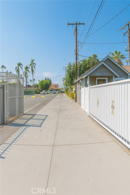 Detail Gallery Image 6 of 26 For 117 E Sycamore St, Anaheim,  CA 92805 - 6 Beds | 2 Baths