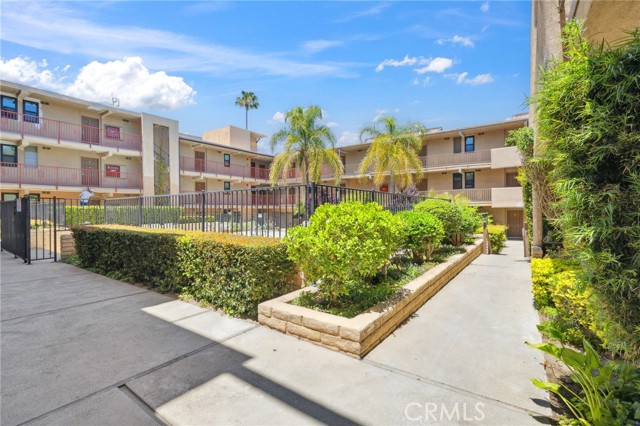 17000 Burbank Boulevard, Encino CA: https://media.crmls.org/medias/8cf4c11b-79a6-4515-b1cf-29d9546b8b59.jpg