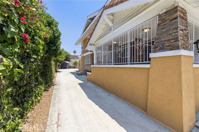 2104 Crenshaw Boulevard, Los Angeles CA: https://media.crmls.org/medias/8cf6375a-0847-445f-abb2-c1d413c20c79.jpg