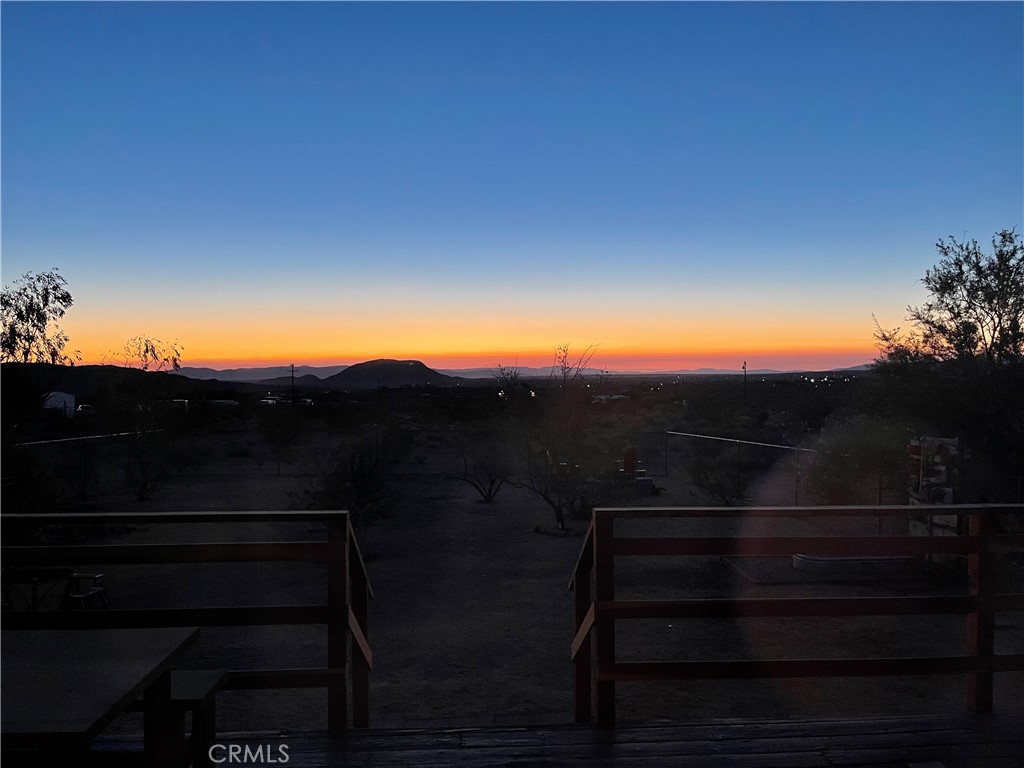https://media.crmls.org/medias/8cf8ad0e-291a-4868-b813-f628e327de71.jpg?preset=X-Large