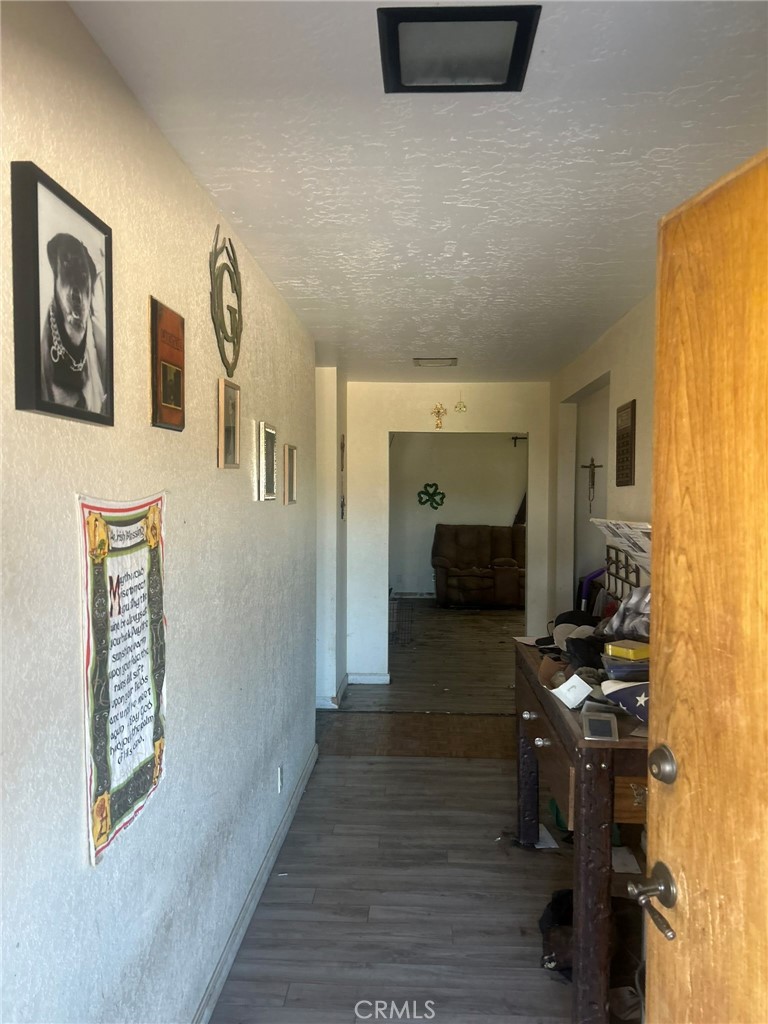 https://media.crmls.org/medias/8cfa117f-6dee-4d06-8744-eaeedd2ccff6.jpg?preset=X-Large