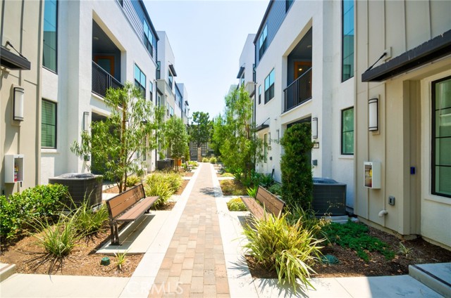 Detail Gallery Image 2 of 39 For 944 N Divino Privado, Ontario,  CA 91764 - 3 Beds | 3/1 Baths