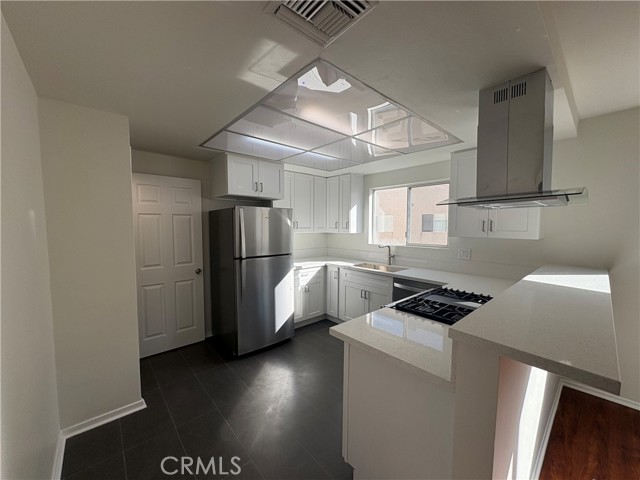 Detail Gallery Image 2 of 30 For 18550 Hatteras St #86,  Tarzana,  CA 91356 - 2 Beds | 3 Baths