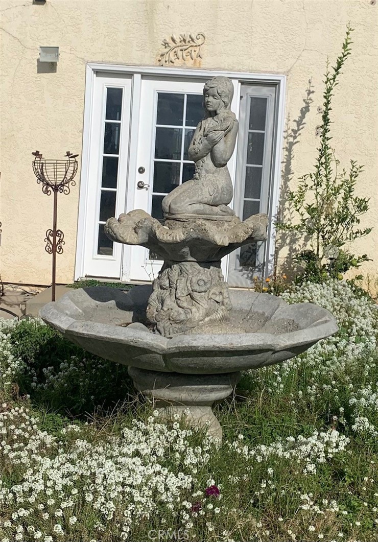 https://media.crmls.org/medias/8cff5682-f606-4876-bad7-8dfad48d2a39.jpg?preset=X-Large