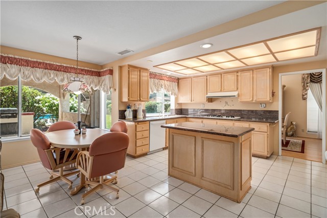 28852 Woodside Drive, Saugus CA: https://media.crmls.org/medias/8cffdf9f-21cc-4c3e-8c21-e411d63c7c63.jpg