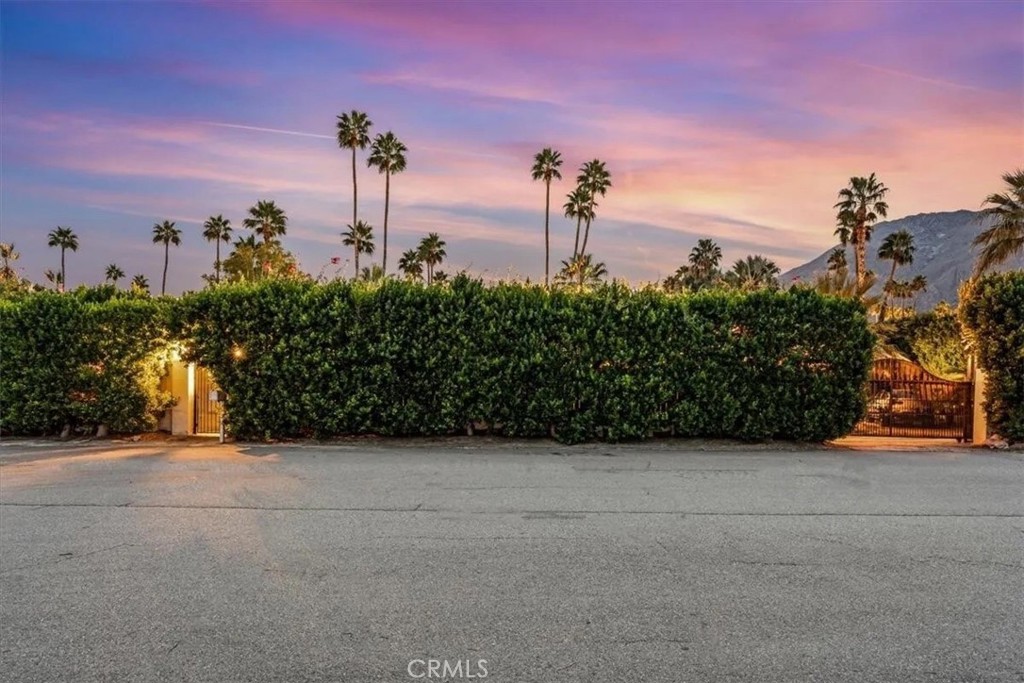 https://media.crmls.org/medias/8d053ed4-e898-44b2-a9d7-da14dd8e19ac.jpg?preset=X-Large