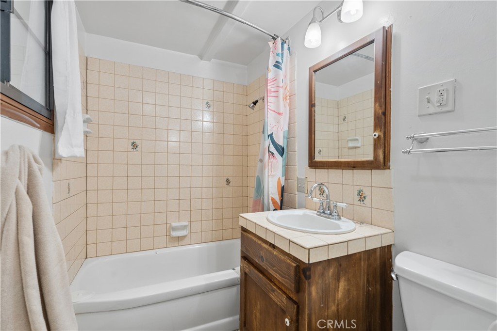 https://media.crmls.org/medias/8d06d6d1-b8ff-48fd-9950-447c765e3451.jpg?preset=X-Large