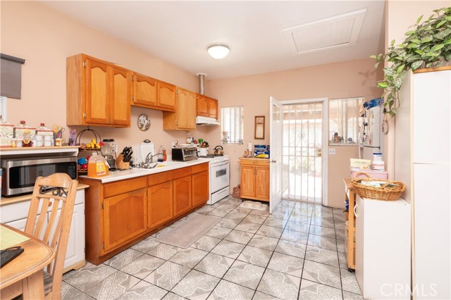 1203 E 33rd Street, Los Angeles CA: https://media.crmls.org/medias/8d077ba9-45a6-46b6-9d36-3868b14aee4e.jpg