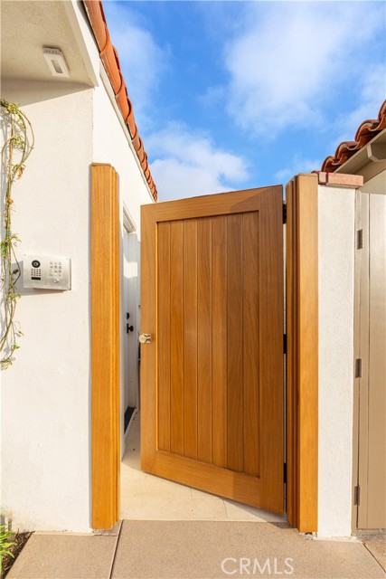 Detail Gallery Image 2 of 61 For 106 via Cordova, Newport Beach,  CA 92663 - 2 Beds | 2 Baths