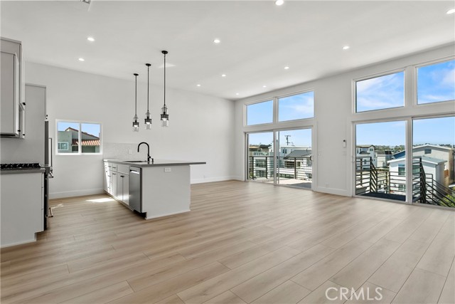 Detail Gallery Image 2 of 25 For 913 E Balboa Blvd #C,  Newport Beach,  CA 92661 - 3 Beds | 3 Baths