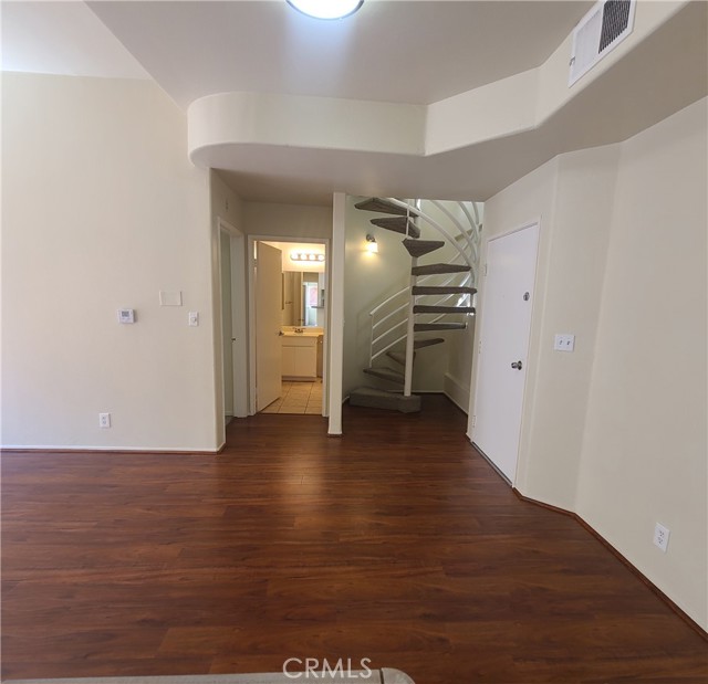 Detail Gallery Image 4 of 26 For 5060 Kester Ave #211,  Sherman Oaks,  CA 91403 - 2 Beds | 2 Baths