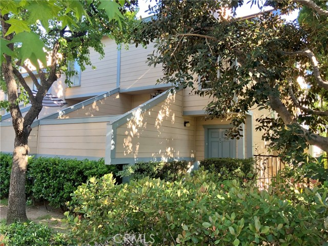 Detail Gallery Image 2 of 45 For 9917 Independence Ave #C,  Chatsworth,  CA 91311 - 2 Beds | 2 Baths