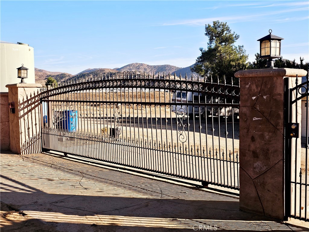 https://media.crmls.org/medias/8d0bc275-54c1-480d-b2f7-68b27e31ff97.jpg?preset=X-Large