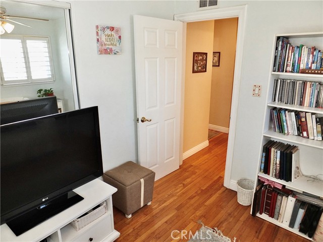 Image 23 of 43 For 6151 Wentworth