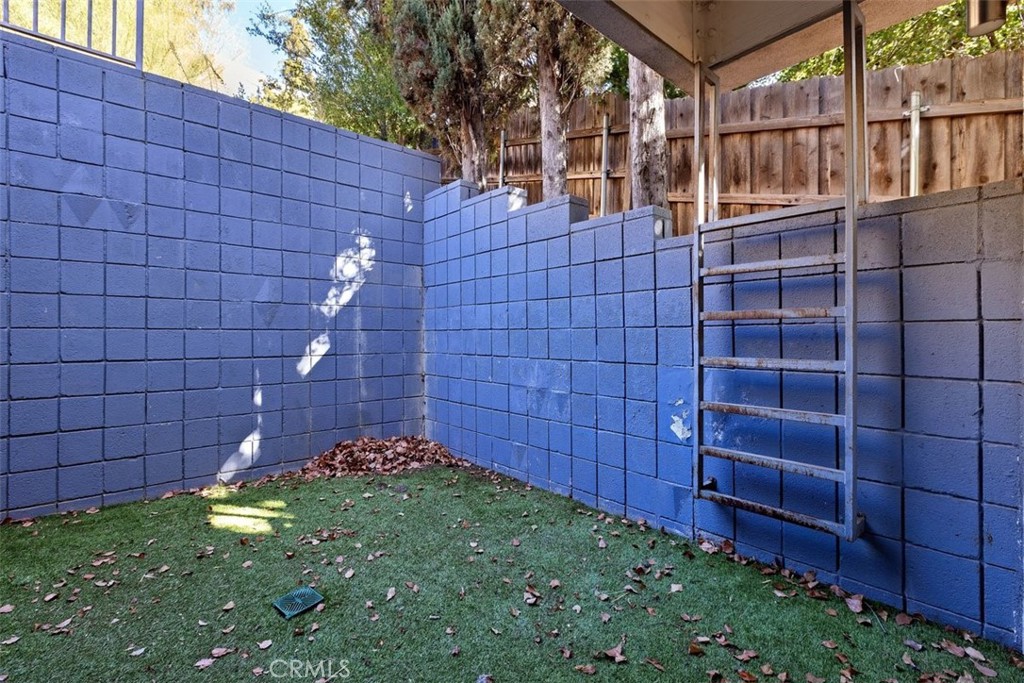https://media.crmls.org/medias/8d101c92-3260-4a11-b756-a4692dd4a3db.jpg?preset=X-Large
