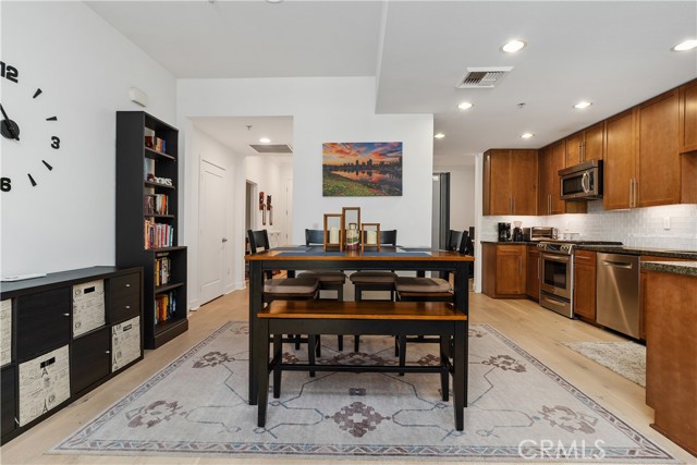 300 E 4th Street, Long Beach CA: https://media.crmls.org/medias/8d10eea8-d358-4a8c-a118-76e589bf97af.jpg