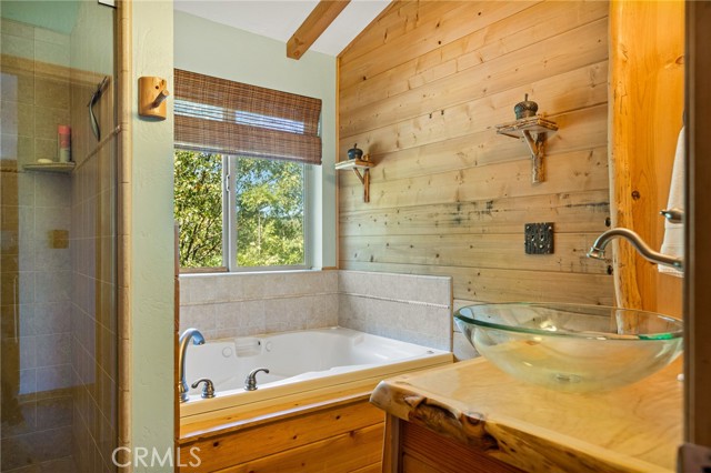 Detail Gallery Image 13 of 37 For 30008 Hickory Dr, Lake Arrowhead,  CA 92321 - 2 Beds | 2 Baths