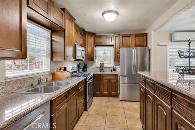 Detail Gallery Image 9 of 36 For 410 E Piru St, Los Angeles,  CA 90061 - 4 Beds | 2 Baths