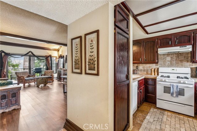 Detail Gallery Image 4 of 22 For 203 Village, Lake Arrowhead,  CA 92352 - 3 Beds | 2 Baths