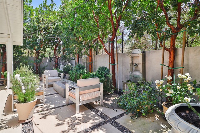 Detail Gallery Image 5 of 74 For 17141 Superior St, Northridge,  CA 91325 - 6 Beds | 4 Baths
